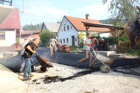 PODSLIVNICA  ASFALTIRANJE CESTE SKOZI VAS 06 FOTO LJUBO VUKELIČ